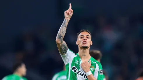 O camisa 7 marcou duas vezes, deu assistência e foi ovacionado pela torcida no Benito Villamarín. Além do resultado, o desempenho reforça sua importância técnica e o coloca entre os protagonistas da temporada espanhola. (Foto: Fran Santiago/Getty Images)