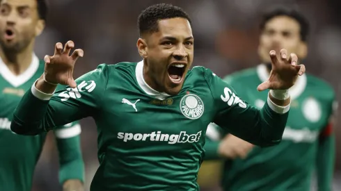 Vitor Roque celebra gol com a camisa do Palmeiras (Photo by Miguel Schincariol/Getty Images)