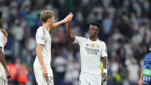 Dean Huijsen e Vini Jr. juntos no Real Madrid. Foto: Angel Martinez