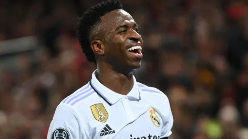 Vinícius Júnior pode aumentar marca de gols contra o Liverpool na Champions League nesta terça (04). (Foto: Michael Regan/Getty Images)