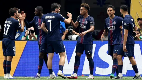 Jogadores do PSG comemoram após Désiré Doué marcar o primeiro gol durante partida da Copa do Mundo de Clubes da FIFA 2025. Foto: Alex Grimm/Getty Images