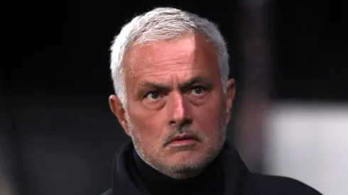 Benfica de José Mourinho deve ter Richard Ríos e força total para encarar o Bayer Leverkusen na Champions. (Foto: Carl Recine/Getty Images)