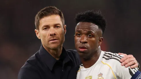 Xabi Alonso e Vinicius Jr pelo Real Madrid. Foto: Carl Recine/Getty Images