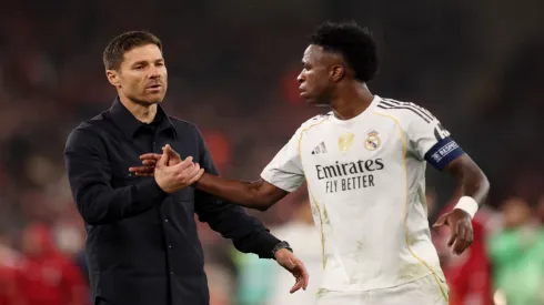 Treinador do Real Madrid, Xabi Alonso consola Vini Jr após derrota para Liverpool – Carl Recine / Getty Images
