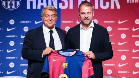 Joan Laporta e Hansi Flick em cerimônia do Barcelona