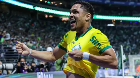Vitor Roque se firmou como titular do Palmeiras após deixar o Barcelona