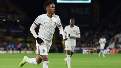 O destaque do primeiro tempo é Estêvão, que marcou um belo gol e se tornou o primeiro sul-americano com até 18 anos a balançar as redes em duas partidas seguidas da competição. (Foto: David Rogers/Getty Images)