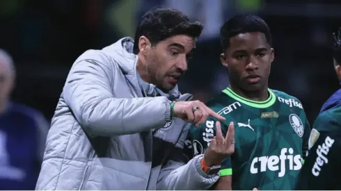 Abel instruindo Endrick em Palmeiras X Deportivo Pereira, na Libertadores de 2023
