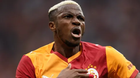 Osimhen entra na lista de contratações do PSG. (Photo by Ahmad Mora/Getty Images)