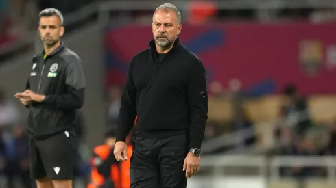 Hansi Flick detona elenco do Barcelona após empate na Champions. (Photo by Alex Caparros/Getty Images)