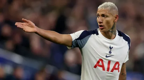 Richarlison gesticulando em jogo do Tottenham