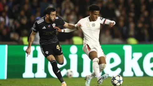 Estêvão encara adversário em jogo do Chelsea