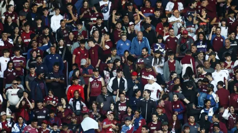 Torcedores do Lanús aguardam o início do jogo de volta da semifinal da Copa CONMEBOL Sul-Americana 2025 entre Lanús e Universidad de Chile, no Estádio Ciudad de Lanús Néstor Díaz Pérez, em 30 de outubro de 2025, em Buenos Aires, Argentina. (Foto: Marcos Brindicci/Getty Images)