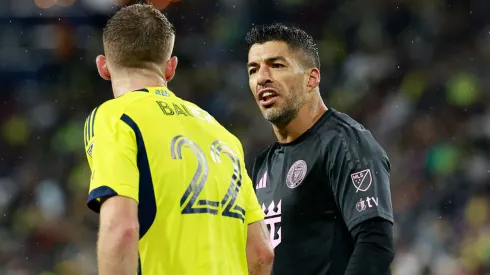 Luis Suárez briga com Bauer do Nashville.