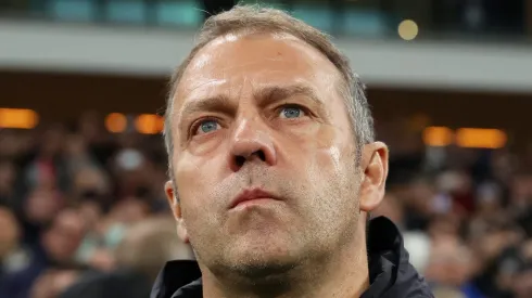 Hansi Flick descarta saída do Barcelona apesar de rumores na Espanha. (Photo by Alexander Hassenstein/Getty Images)