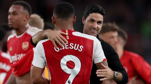 Gabriel Jesus e Arteta se cumprimentando em jogo do Arsenal