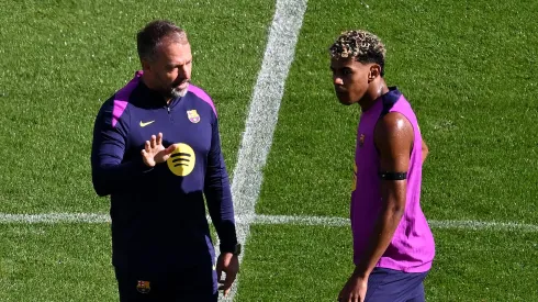 Com 20 gols sofridos em 15 partidas, o Barcelona de Hansi Flick enfrenta seu início defensivo mais instável em quase uma década. (Foto de David Ramos/Getty Images)