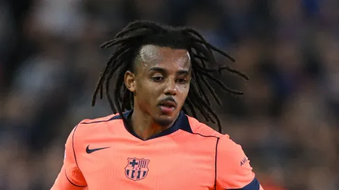 O Barcelona enfrenta o Celta de Vigo em um momento decisivo da temporada, com dúvidas sobre a presença de Jules Koundé devido a dores no pé. (Foto: Stuart Franklin/Getty Images)