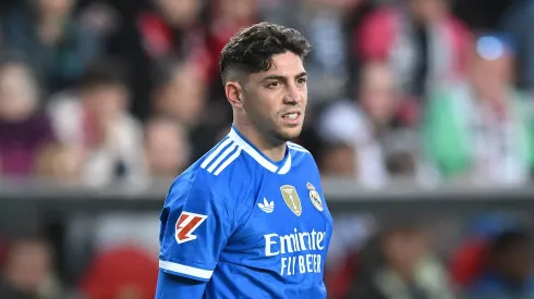 Federico Valverde voltou a preocupar o Real Madrid ao sentir dores musculares durante o empate contra o Rayo Vallecano. (Foto: Denis Doyle/Getty Images)