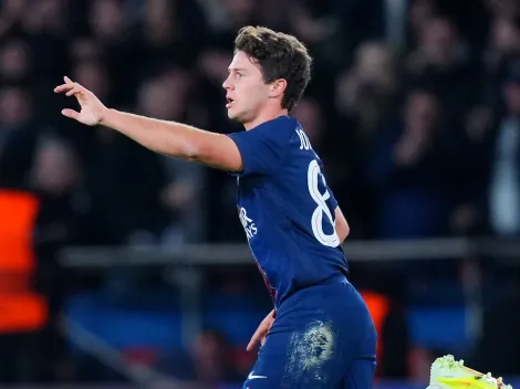 PSG vence Lyon no último minuto com gol de João Neves