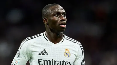 Ferland Mendy, defensor do Real Madrid segue com futuro indefinido no clube e se tornou 3ª opção de Xabi (Foto: Aitor Alcalde/Getty Images)