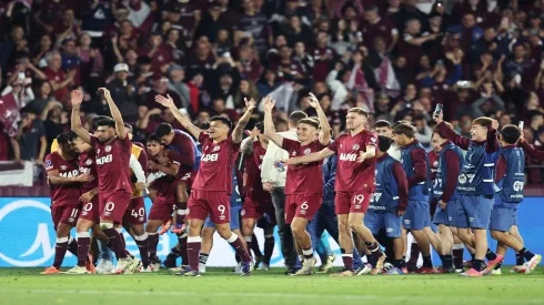 Jogadores do Lanús comemoram com torcedores a ida a final da Copa Sul-Americana – Alejandro Pagni/Getty Images