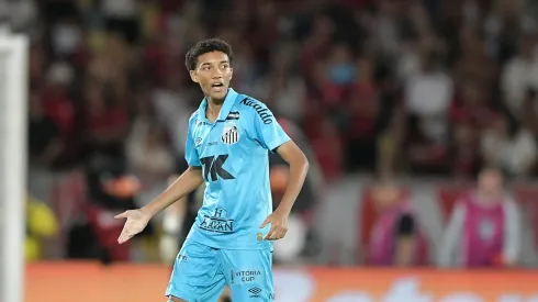 Robinho Jr. em ação pelo Santos.