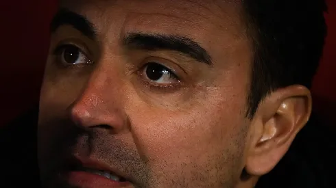 Um ano e meio após deixar o comando do Barcelona, Xavi Hernández abriu o jogo sobre os bastidores de sua saída e os erros que, segundo ele, comprometeram o sucesso do projeto. (Foto: David Ramos/Getty Images)