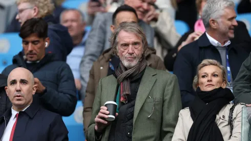 A diretoria busca equilíbrio entre investimento e planejamento para manter a competitividade na Premier League. (Photo by Michael Regan/Getty Images)