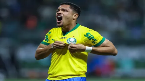 Vitor Roque comemora um dos seus gols pelo Palmeiras – Alexandre Schneider/Getty Images