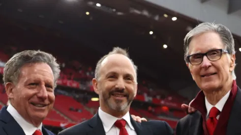 Presidente do Liverpool, presidente do Fenway Sports Group e principal proprietário do Liverpool com troféu da Premier League. Foto: Carl Recine/Getty Images