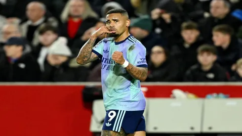 Gabriel Jesus comemora o seu gol em Arsenal x Brentford pela Premier League – Mike Hewitt/Getty Images