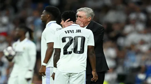Carlo Ancelotti passa instruções para Vini Jr no Real Madrid – David Ramos/Getty Images