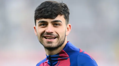 Pedri, jogador do Barcelona, comentou sobre seu desenvolvimento e temperamento do treinador Hansi Flick (Foto: David Ramos/Getty Images)