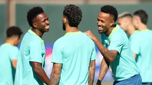 Éder Militão conversa com Vini Jr e Matheus Cunha em treina do Brasil (Ezra Shaw/Getty Images)