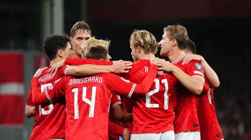 Jogadores da Dinamarca comemoram vitória sobre a Grécia na última rodada: 3 a 1