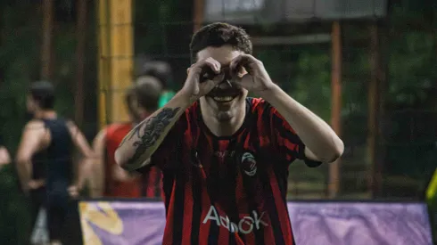 Pedro Serrano comemora um dos seus três gols na vitória sobre a WMCCANN