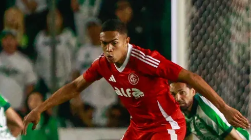 Luis Otávio, jogador do Internacional – Foto: Luiz Erbes/AGIF