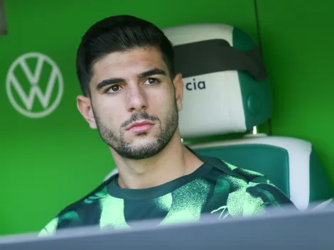 Tottenham mira contratação de Konstantinos Koulierakis, alvo do Liverpool