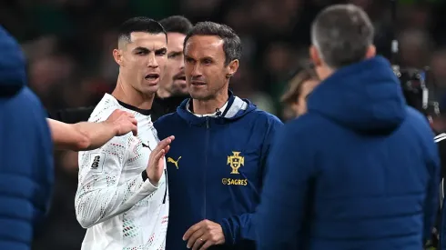 A expulsão de Cristiano Ronaldo contra a Irlanda mudou o rumo da partida e abriu uma crise momentânea na seleção portuguesa. (Foto: Charles McQuillan/Getty Images)