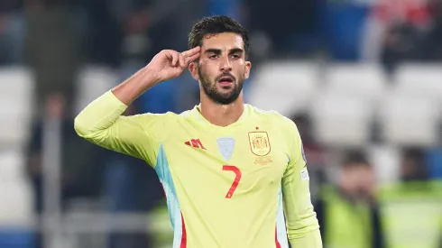 Ferran Torres assumiu a lendária camisa 7 da Espanha e, com gols decisivos e evolução tática contínua, transformou o número histórico em símbolo de uma nova fase na Roja. (Foto: Divulgação / Twitter Selección Española Masculina de Fútbo)