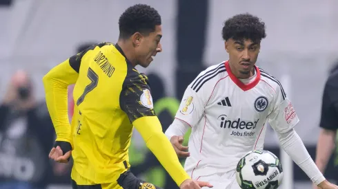 Nathaniel Brown virou o novo alvo de Manchester United, Manchester City e Arsenal, que acompanham de perto cada atuação do jovem lateral do Eintracht Frankfurt. (Foto: Christian Kaspar-Bartke/Getty Images)