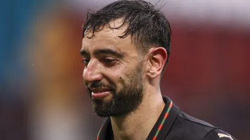 Bruno Fernandes supera Foden depois de anotar três gols. Foto: Carlos Rodrigues/Getty Images
