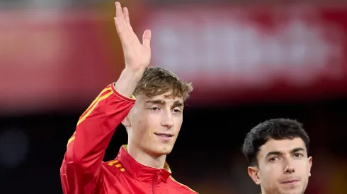 Barcelona questiona liberação frequente de atletas do Real Madrid nas Datas FIFA, vendo estratégia para poupá-los e voltar fortes à LaLiga. (Foto: Aitor Alcalde/Getty Images)