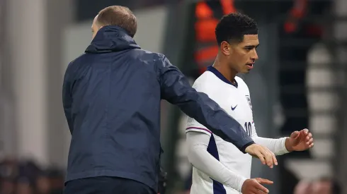 Em Tirana, Tuchel repreende Bellingham pela insatisfação na troca aos 39', destaca risco de cartões e valor da união pré-Mundial. (Foto: Alex Pantling/Getty Images)