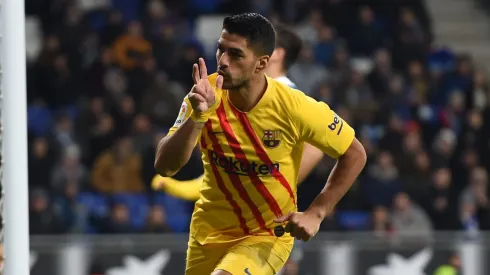 Em conversa ao diário Sport, Luis Suárez analisa seus anos no Barcelona, a cobrança dos torcedores e os desafios enfrentados por Ronald Araujo na zaga culé. (Foto de Alex Caparros/Getty Images)