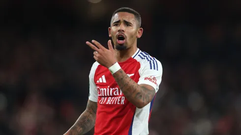 Gabriel Jesus está fora de combate desde janeiro de 2025 (Foto: Alex Pantling/Getty Images)