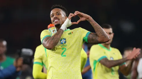 Militão faz coração com as mãos após jogo da Seleção Brasileira.