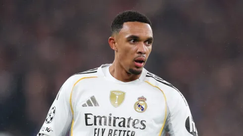Alexander-Arnold com a camisa do Real Madrid (Foto: Michael Regan/Getty Images)