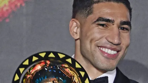 Com 11 gols e 16 assistências, Hakimi encerra jejum de defensores e conquista o Prêmio CAF 2025 após liderar triplete do PSG. Foto: Reprodução /Twitter PSG